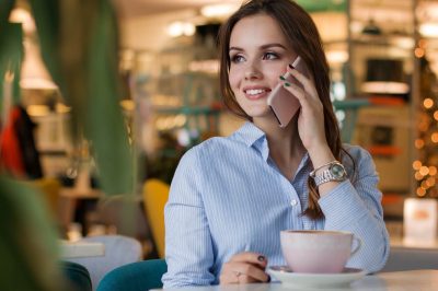 femme-au-téléphone-blabladrones-plateforme